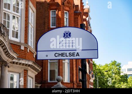 Londres - 2022 mai : panneau de la rue Chelsea sur la limite est par Sloane Square. Une zone haut de gamme du sud-ouest de Londres Banque D'Images