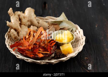 Wedang Uwuh Ingredients, boisson traditionnelle à base de plantes de Yogyakarta, Indonésie. Il est fait à partir de feuilles de clous de girofle, de muscade, de cannelle, de gingembre, de Kayu Secang, un Banque D'Images