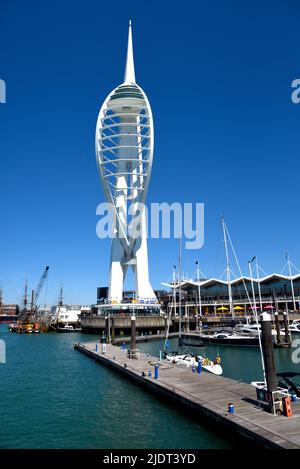 22/06/2022 Portsmouth Harbour Royaume-Uni. Spinnaker Tower Gunwharf Quays, Portsmouth Harbour un jour d’été et un ciel bleu azur parfait en juin. L'emblématique 170m Banque D'Images