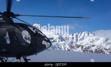 Franz Josef hélicoptère au-dessus d'une montagne enneigée Banque D'Images