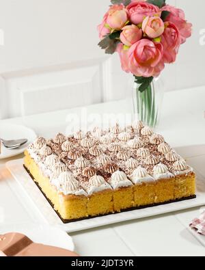 Mini-gâteau Tiramisu sur plaque blanche, concept White Bakery Banque D'Images
