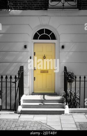 Londres - porte jaune sur une maison de ville haut de gamme à Belgravia Banque D'Images