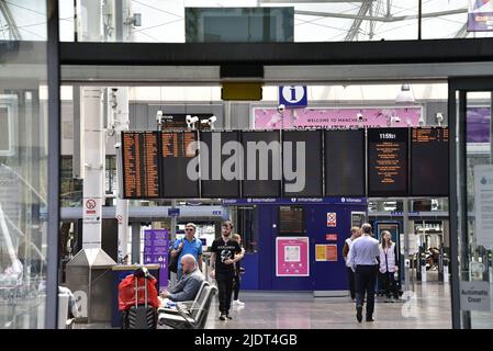 Manchester, Royaume-Uni, 23rd juin 2022. Le panneau d'information sur les horaires des trains à la gare de Piccadilly, Manchester, Royaume-Uni, est plus vide que d'habitude car le deuxième jour de la grève nationale des chemins de fer commence. Crédit : Terry Waller/Alay Live News Banque D'Images