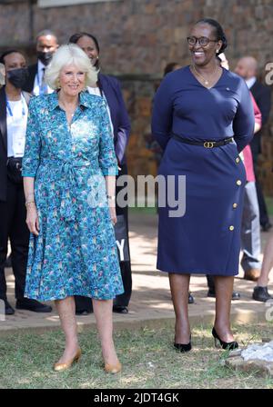 La duchesse de Cornouailles (à gauche) et S.E. Jeannette Kagame, la première Dame de la République du Rwanda, participant à un événement pour la compétition d'Essay du Commonwealth de la Reine et Book Aid International, pour en apprendre davantage sur leur travail au Rwanda, à la Bibliothèque publique de Kigali, dans le cadre de la visite royale au Rwanda. Date de la photo: Jeudi 23 juin 2022. Banque D'Images