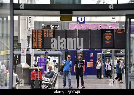 Manchester, Royaume-Uni, 23rd juin 2022. Le panneau d'information sur les horaires des trains à la gare de Piccadilly, Manchester, Royaume-Uni, est plus vide que d'habitude car le deuxième jour de la grève nationale des chemins de fer commence. Crédit : Terry Waller/Alay Live News Banque D'Images