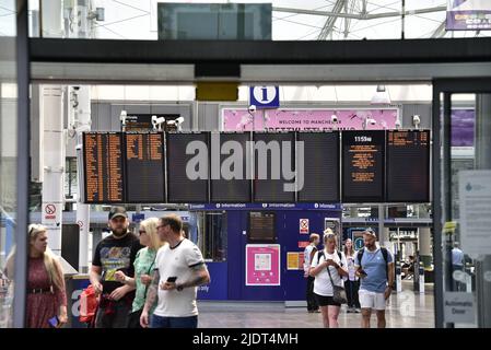 Manchester, Royaume-Uni, 23rd juin 2022. Le panneau d'information sur les horaires des trains à la gare de Piccadilly, Manchester, Royaume-Uni, est plus vide que d'habitude car le deuxième jour de la grève nationale des chemins de fer commence. Crédit : Terry Waller/Alay Live News Banque D'Images