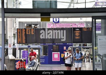 Manchester, Royaume-Uni, 23rd juin 2022. Le panneau d'information sur les horaires des trains à la gare de Piccadilly, Manchester, Royaume-Uni, est plus vide que d'habitude car le deuxième jour de la grève nationale des chemins de fer commence. Crédit : Terry Waller/Alay Live News Banque D'Images