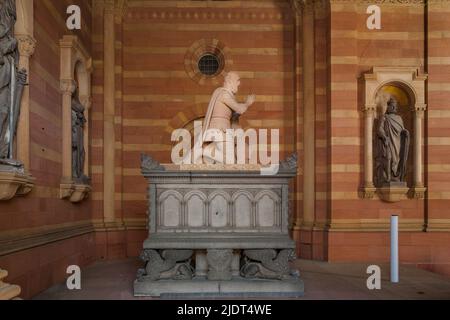 Superbe vue latérale d'une statue du roi Adolf de Nassau sur le front ouest de la célèbre cathédrale Speyer en Rhénanie-Palatinat, Allemagne. Le monument... Banque D'Images