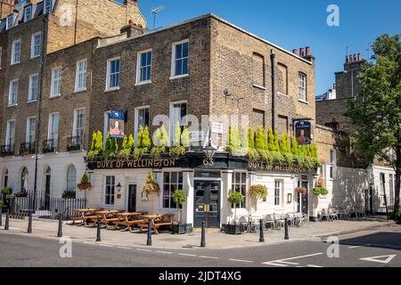 Londres - 2022 mai : la maison publique du Duc de Wellington à Belgravia, un pub de tradition datant de 19th ans Banque D'Images