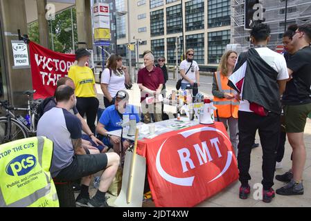 Manchester, Royaume-Uni, 23rd juin 2022. Piquets de grève avec bannières à l'entrée principale de la gare de Piccadilly, Manchester, Angleterre, Royaume-Uni, Iles britanniques, comme le deuxième jour de la grève nationale des chemins de fer commence. Crédit : Terry Waller/Alay Live News Banque D'Images