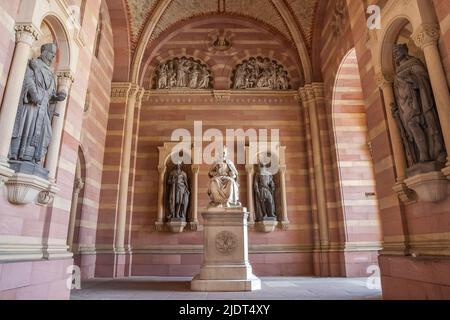 Belle vue sur la statue du roi Rudolf I de Habsbourg dans le nartex de la célèbre cathédrale de Speyer en Rhénanie-Palatinat, Allemagne. Le monument... Banque D'Images