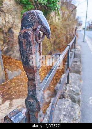 Turul oiseau avec un anneau en bec sur la clôture de l'église de la grotte (chapelle de roche) du monastère Pauline, Budapest, Hongrie Banque D'Images