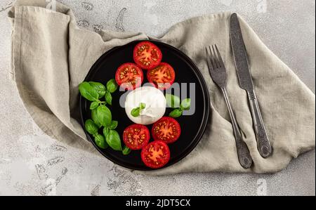 Fromage italien Burrata frais mozzarella avec une surprise à l'intérieur, le centre est rempli de crème. Banque D'Images