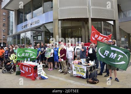 Manchester, Royaume-Uni, 23rd juin 2022. Piquets de grève avec bannières à l'entrée principale de la gare de Piccadilly, Manchester, Angleterre, Royaume-Uni, Iles britanniques, comme le deuxième jour de la grève nationale des chemins de fer commence. Crédit : Terry Waller/Alay Live News Banque D'Images