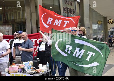 Manchester, Royaume-Uni, 23rd juin 2022. Piquets de grève avec bannières à l'entrée principale de la gare de Piccadilly, Manchester, Angleterre, Royaume-Uni, Iles britanniques, comme le deuxième jour de la grève nationale des chemins de fer commence. Crédit : Terry Waller/Alay Live News Banque D'Images