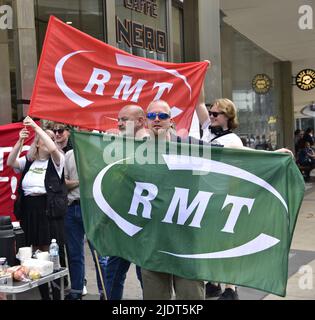 Manchester, Royaume-Uni, 23rd juin 2022. Piquets de grève avec bannières à l'entrée principale de la gare de Piccadilly, Manchester, Angleterre, Royaume-Uni, Iles britanniques, comme le deuxième jour de la grève nationale des chemins de fer commence. Crédit : Terry Waller/Alay Live News Banque D'Images