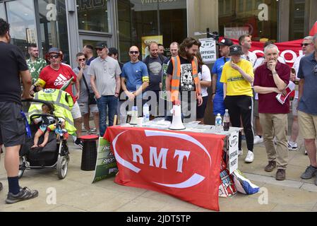 Manchester, Royaume-Uni, 23rd juin 2022. Piquets de grève avec bannières à l'entrée principale de la gare de Piccadilly, Manchester, Angleterre, Royaume-Uni, Iles britanniques, comme le deuxième jour de la grève nationale des chemins de fer commence. Crédit : Terry Waller/Alay Live News Banque D'Images