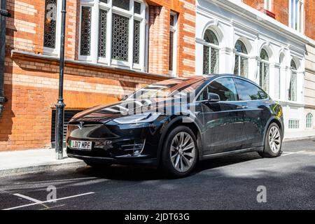 Londres - 2022 mai : Telsa Model X garée sur la rue chic de Londres Banque D'Images