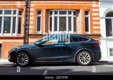 Londres - 2022 mai : Telsa Model X garée sur la rue chic de Londres Banque D'Images