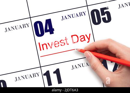 4th jour de janvier. Dessiner à la main la ligne rouge et écrire le texte investir jour à la date calendrier 4 janvier. Concept commercial et financier. Mois d'hiver Banque D'Images
