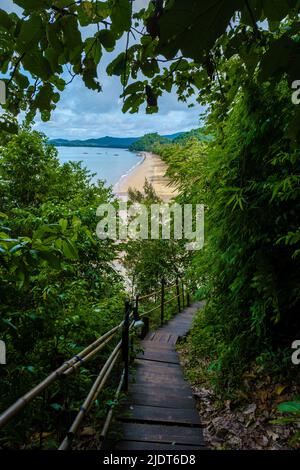 Aonang Krabi Thaïlande, sentier de singe à Krabi Thaïlande qui mène à la plage de Pai Plong. Krabi Thaïlande Banque D'Images