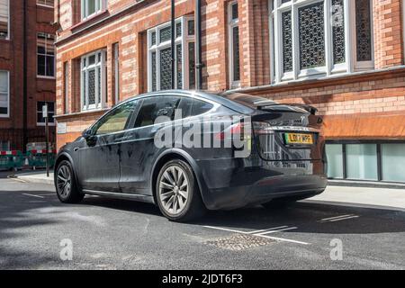 Londres - 2022 mai : Telsa Model X garée sur la rue chic de Londres Banque D'Images