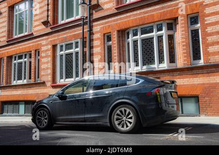 Londres - 2022 mai : Telsa Model X garée sur la rue chic de Londres Banque D'Images