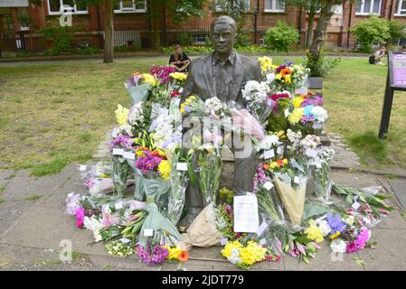 Manchester, Royaume-Uni. 23rd juin 2022. Des grappes de fleurs ont été laissées à la statue d'Alan Turing pour célébrer l'anniversaire de Turing le 23rd juin à Sackville Gardens, dans le centre de Manchester, au Royaume-Uni. Turing est considéré comme le père de l'informatique théorique et de l'intelligence artificielle, a joué un rôle majeur dans le développement des premiers ordinateurs à l'Université de Manchester et a été un célèbre codebreaker de la Seconde Guerre mondiale. L'organisme de bienfaisance 'temps d'égalité' prend la tête en laissant des fleurs à cette date. Crédit : Terry Waller/Alay Live News Banque D'Images