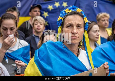 Bruxelles, Belgique. 23rd juin 2022. Les Ukrainiens tiennent le rassemblement devant le siège du Conseil européen à Bruxelles (Belgique) le 23/06/2022 les manifestants exigent l'adhésion de l'Ukraine à l'UE. Chef des États de l'Union européenne lors de la réunion du Conseil des 23 et 24 juin, discutez de la demande d'adhésion de l'Ukraine à l'UE. Par Wiktor Dabkowski crédit: dpa/Alay Live News Banque D'Images