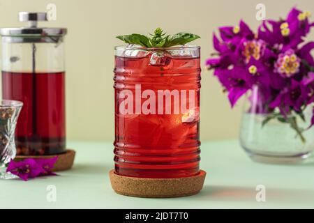 Thé aux fruits rouges fraîchement préparé sur table verte Banque D'Images