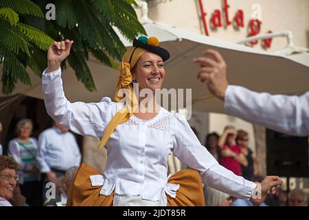 Spectacle folklorique au Pueblo Canario, femme dansant avec costume traditionnel au Parque Doramas, Las Palmas, Grand Canary, îles Canaries, Espagne, Europe Banque D'Images