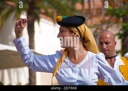 Spectacle folklorique au Pueblo Canario, femme dansant avec costume traditionnel au Parque Doramas, Las Palmas, Grand Canary, îles Canaries, Espagne, Europe Banque D'Images