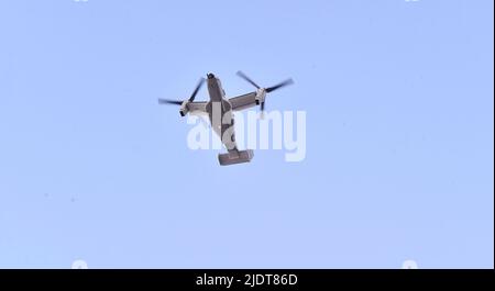LOS ANGELES, CA - JUIN 22: V-22 Osprey Flyover assiste à la première de Los Angeles à la liste des terminaux au complexe de théâtre DGA sur 22 juin 2022 à Los Angeles Banque D'Images
