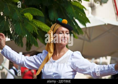 Spectacle folklorique au Pueblo Canario, femme dansant avec costume traditionnel au Parque Doramas, Las Palmas, Grand Canary, îles Canaries, Espagne, Europe Banque D'Images