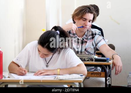 Italie, Arezzo, 23 juin 2022 : Italie examens de maturité du lycée 2022. Lycée scientifique Francesco Redi, test de mathématiques, c'est le deuxième test des examens de maturité. Après 2 ans de suspension en Italie, nous revenons à faire le test écrit et il n'y a aucune obligation de porter un masque anti-Covid. Photo © Daiano Cristini/Sintesi/Alay Live News Banque D'Images