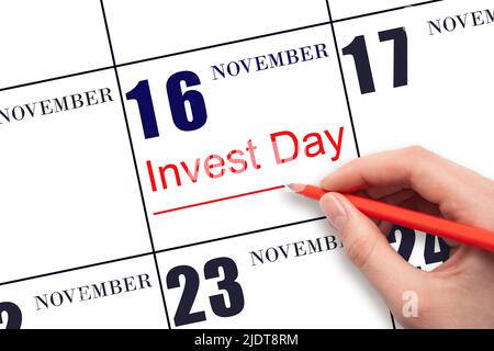 16th jour de novembre. Dessiner à la main la ligne rouge et écrire le texte investir jour à la date calendrier 16 novembre. Concept commercial et financier. Mois d'automne Banque D'Images