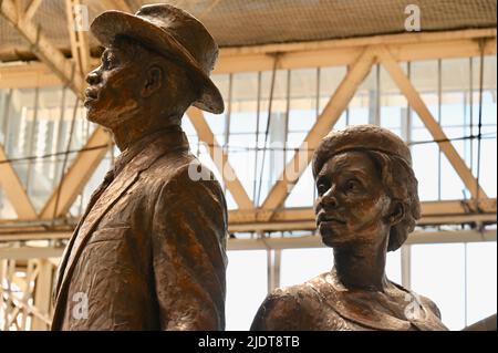 National Windrush Monument, Statue de Basil Watson, Windrush Day, Waterloo Station, Londres, Royaume-Uni Banque D'Images