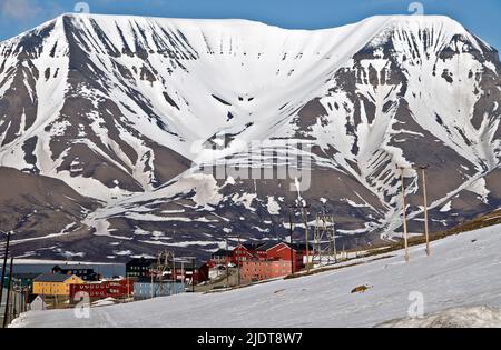 Longyearbyen (Spitsbergen, Svalbard) avec la montagne Opra (Oprafjellet) en arrière-plan. Banque D'Images