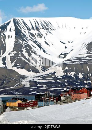 Longyearbyen (Spitsbergen, Svalbard) avec la montagne Opra (Oprafjellet) en arrière-plan. Banque D'Images