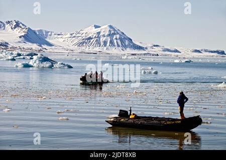 Les éco-touristes explorent le fjord des Rois (Kongsfjorden) dans l'ouest du Spitsbergen (Svalbard) avec des zodiacs. Banque D'Images