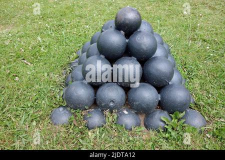 une pile de boules de canon à fort anne Banque D'Images