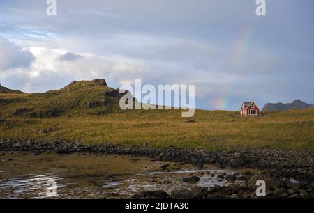 Maison isolée avec arc-en-ciel à Nyksund, Vesteraalen, Norvège. Banque D'Images