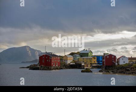 Le village de pêcheurs traditionnel de Nyksund à Vestaralen, Nordland, Norvège. Banque D'Images