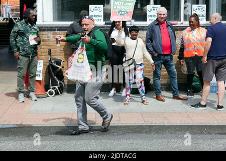 Lewisham, Londres, Royaume-Uni. 23rd juin 2022. Un membre du public qui soutient les membres du syndicat RMT, qui font des piquetage à l'extérieur de la gare de Lewisham, le deuxième jour de la grève nationale des chemins de fer. Crédit : John Gaffen/Alamy Live News Banque D'Images