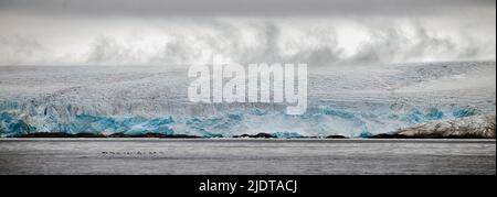 Glacier sur la côte ouest du Spitzbergen, Svalbard en juillet 2012. Banque D'Images