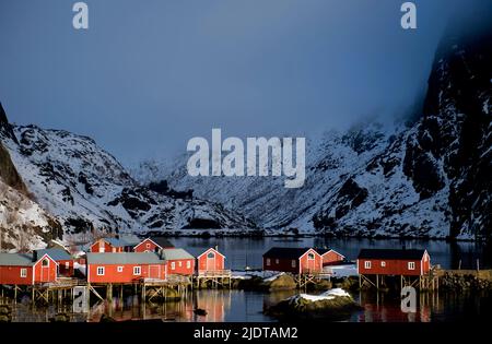 Partie du vieux village de pêcheurs bien conservé de Nusfjord à Flakstadöya, Lofoten, Norvège en février 2013. Banque D'Images