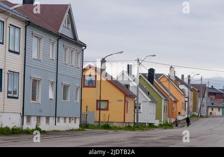 Maisons traditionnelles le long d'une rue dans la ville de Vardö dans le comté de Finnmark, au nord de la Norvège. Banque D'Images