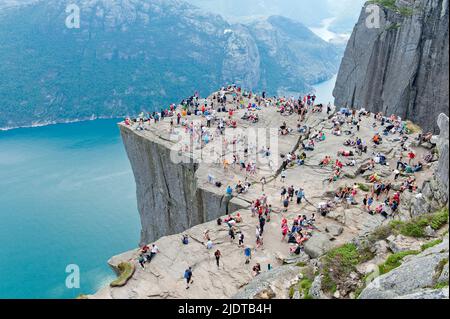 Visiteurs de la falaise verticale de 604 mètres de haut connue sous le nom de Pulpit Rock (Preikestolen) à Lysefjorden, comté de Forsand, Rogaland Norvège. Banque D'Images