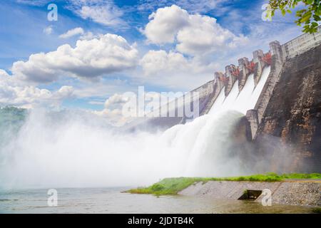 Le barrage Khun Dan Prakarn Chon est un barrage avec centrale hydroélectrique et irrigation et protection contre les inondations dans le district de la province de Nakhon Nayok , T. Banque D'Images