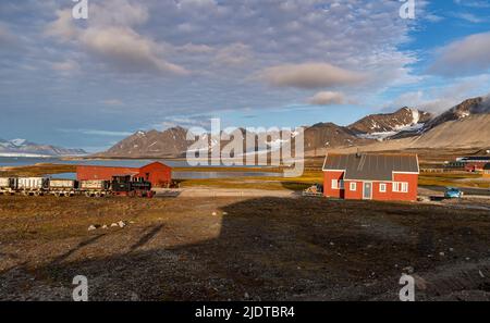 New-Aalesund, le lieu de résidence permanente le plus au nord du monde et une ville de recherche à l'ouest du Spitzbergen, Svalbard, Norvège. Photo d'août 2019. Banque D'Images